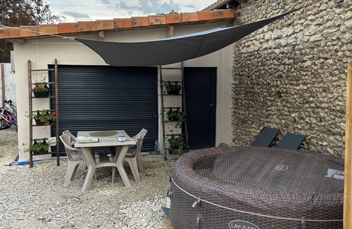 Mensignac Apartment | Quiet country apartment with Clim