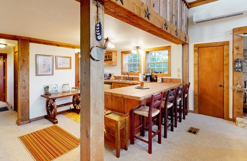 Groesbeck Cabin | Quiet country cabin with amazing views & access to stocked fishing ponds