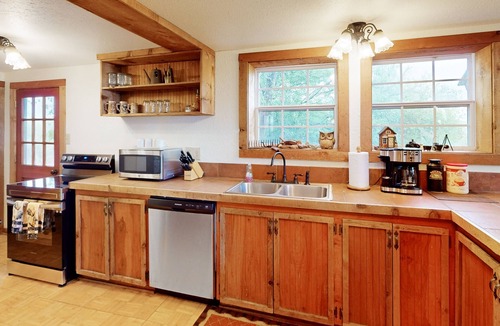 Groesbeck Cabin | Quiet country cabin with amazing views & access to stocked fishing ponds