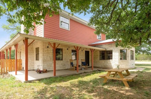 Oatmeal House | Quiet country charm 4-bedroom home with nature all around