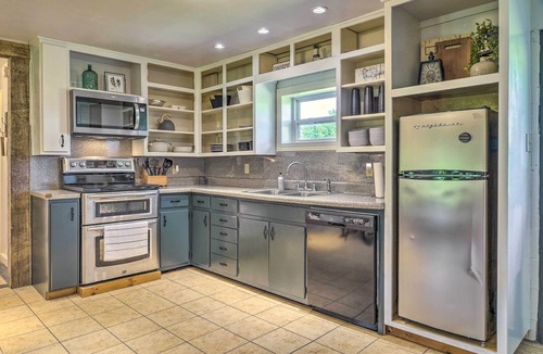 Squires House | Quiet Country Home in Ava with Chic Interior!