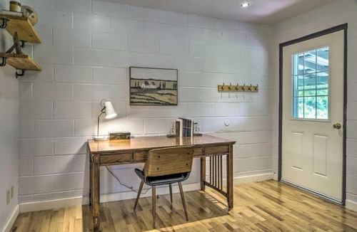 Squires House | Quiet Country Home in Ava with Chic Interior!
