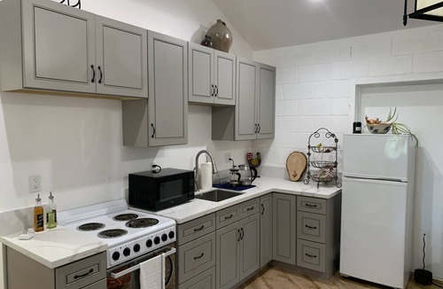 Duarte House | Quiet Country living 1 bedroom guesthouse Huge oak trees pets ok, horse property