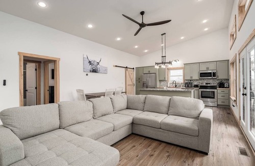 Bradford House | Quiet Country Oasis with Hot Tub