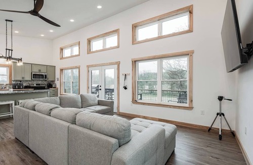 Bradford House | Quiet Country Oasis with Hot Tub