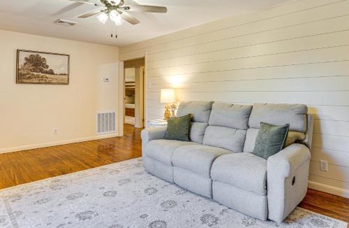 Cunningham House | Quiet Country Stay: Modern Home Near Paducah