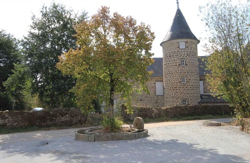 Saint-Fraimbault Cottage | Quiet countryside house with stove and pet-friendly, close to nature