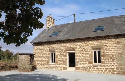 Saint-Fraimbault Cottage | Quiet countryside house with stove and pet-friendly, close to nature