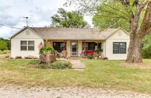 Weaubleau House | Quiet Countryside Weaubleau Home w/Patio & Grill!