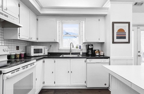 Gladstone House | Quiet & Cozy 2BR House Big Yard
