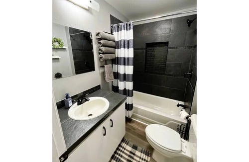 Rombauer House | Quiet, Cozy Cabin!