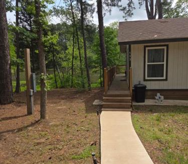 Quitman House | Quiet Cozy Cabin with essentials Minutes to Lake Fork
