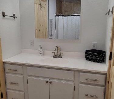 Quitman House | Quiet Cozy Cabin with essentials Minutes to Lake Fork