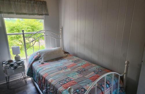 Scotia House | Quiet Cozy Cottonwood Cottage in Scotia