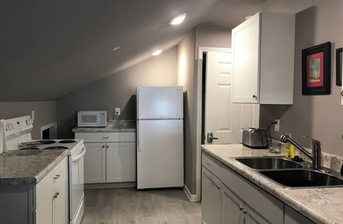 Gibson Apartment | quiet, cozy, country loft close to everything