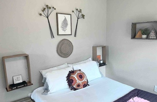 Manvel House | Quiet, Cozy Guesthouse with privacy