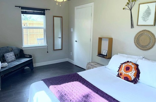 Manvel House | Quiet, Cozy Guesthouse with privacy