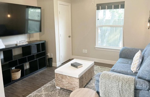 Manvel House | Quiet, Cozy Guesthouse with privacy