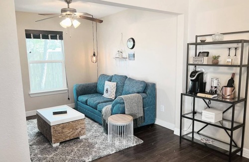 Manvel House | Quiet, Cozy Guesthouse with privacy