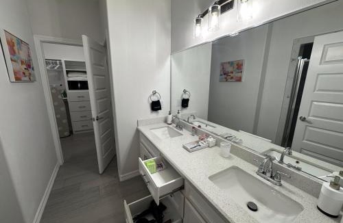 Brownsville House | Quiet Cozy Spacious Stay w Private Pool