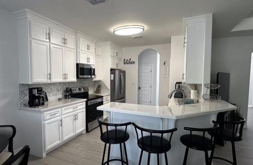 Brownsville House | Quiet Cozy Spacious Stay w Private Pool