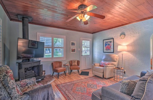 Crystal Beach Cottage | Quiet Crystal Beach Hideaway - Steps to Shoreline!