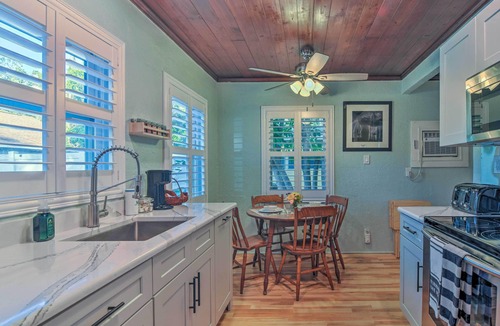 Crystal Beach Cottage | Quiet Crystal Beach Hideaway - Steps to Shoreline!