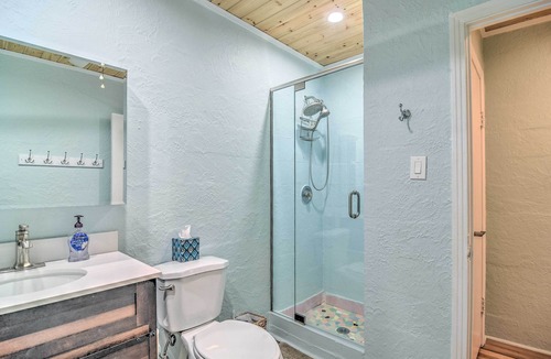 Crystal Beach Cottage | Quiet Crystal Beach Hideaway - Steps to Shoreline!