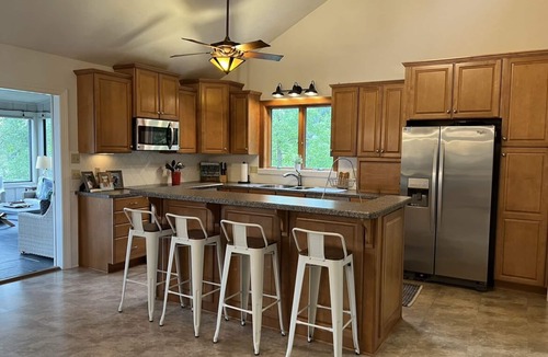 Huddleston House | Quiet Deep Water Retreat Best Lake Views Sleeps 13 Family Friendly