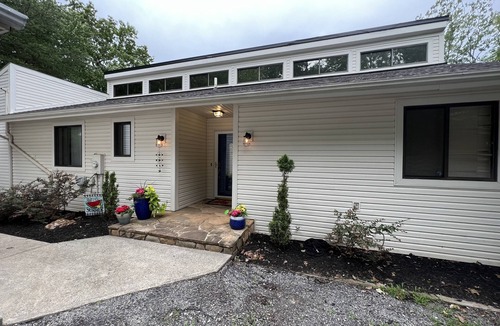 Huddleston House | Quiet Deep Water Retreat Best Lake Views Sleeps 13 Family Friendly