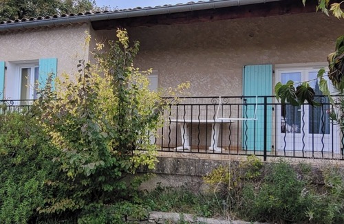 Forcalquier House | Quiet, detached house close to shops and hiking trails.