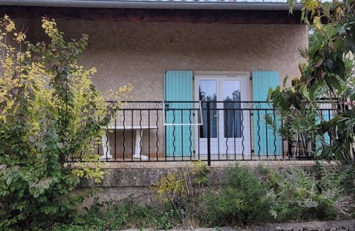 Forcalquier House | Quiet, detached house close to shops and hiking trails.