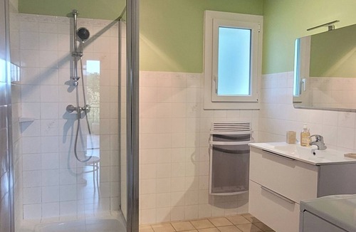 Forcalquier House | Quiet, detached house close to shops and hiking trails.
