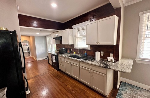 Mahncke Park House | Quiet Downtown Home off Broadway. Walking Distance from 3 major museums.