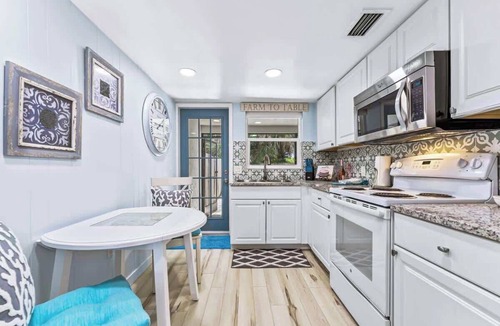 Laurel Park Villa | Quiet Downtown Sarasota Villa. 2 bed 2 bath. 644
