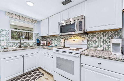 Laurel Park Villa | Quiet Downtown Sarasota Villa. 2 bed 2 bath. 644