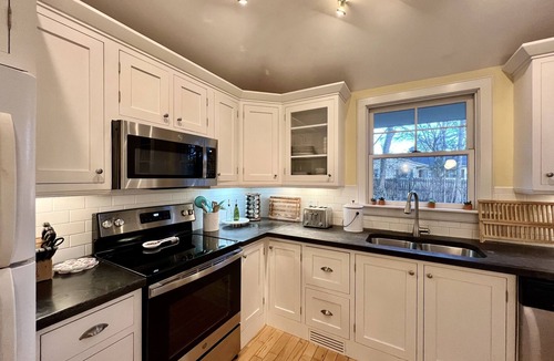 Pittsboro House | Quiet, elegant cottage just steps from downtown Pittsboro—minutes to Jordan Lake