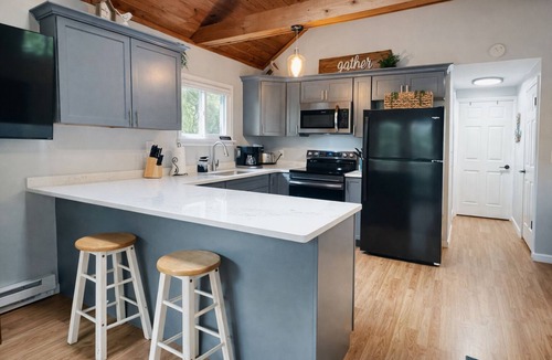 Ashville House | Quiet Escape, Peaceful Lake Glimpses