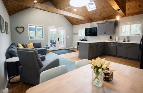 Ashville House | Quiet Escape, Peaceful Lake Glimpses