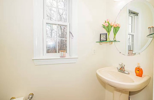 Bowie Bed & Breakfast | Quiet Escape with Easy DC Access-5BRMs Free Parking