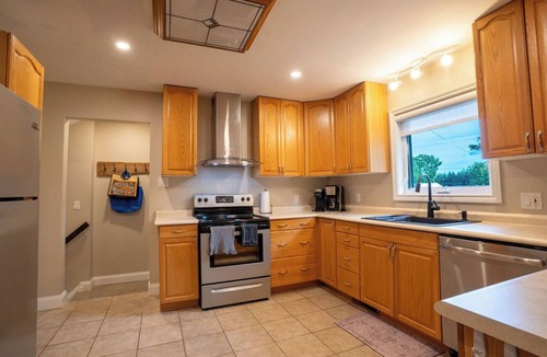 Tillsonburg House | Quiet Family Home. 3 Bed/2 bath. Full backyard. Free parking