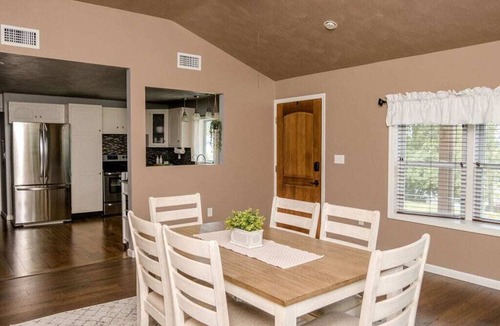 East Earl House | Quiet Family Home - Firepit- Barn for Animals