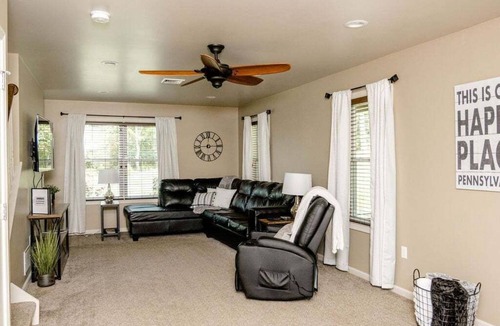 East Earl House | Quiet Family Home - Firepit- Barn for Animals