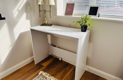 Knaphill House | Quiet Family Home