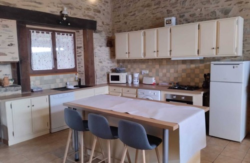 Sarrazac House | Quiet family home with secure swimming pool