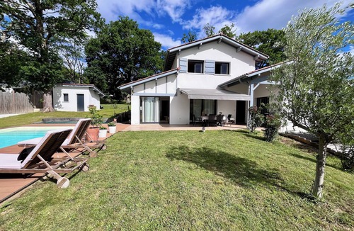 Bassussarry House | Quiet family house between sea and mountains with swimming pool - sleeps 8