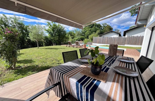 Bassussarry House | Quiet family house between sea and mountains with swimming pool - sleeps 8