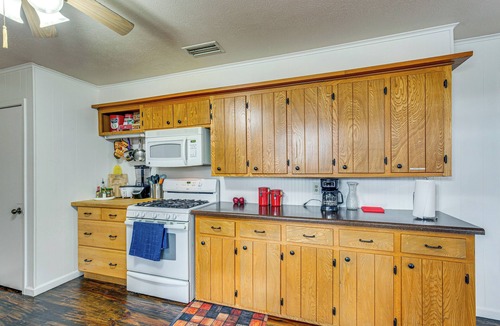 Corsicana House | Quiet Farmhouse Retreat in Corsicana