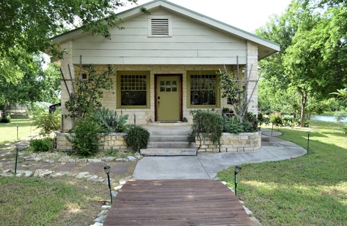 New Braunfels Villa | Quiet Farmhouse with Private Pond