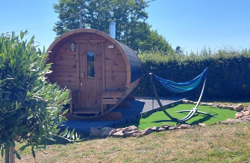 Saint-Aubin-en-Charollais Ski Chalet | Quiet house with sauna in the garden. Pets allowed